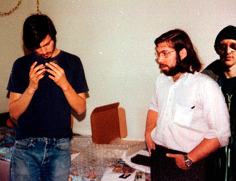 Джобс и Возняк в процессе сборки BlueBox, 1975 г.