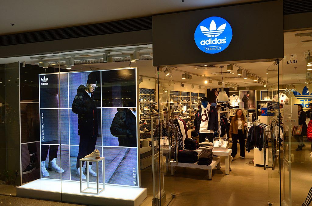 Современный магазин Adidas в Гонконге