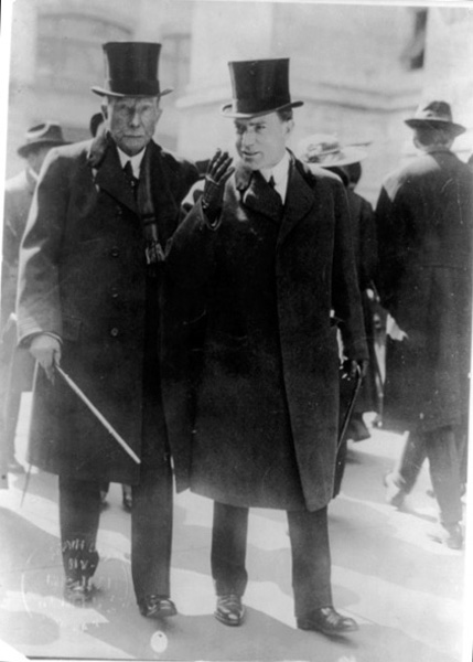Джон Рокфеллер  со своим сыном Джоном Рокфеллером младшим, 1915 г.